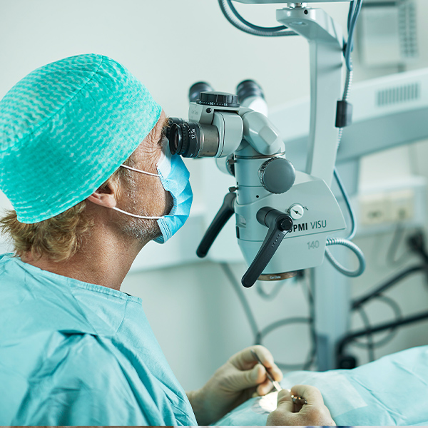 Veterinær utfører operasjon